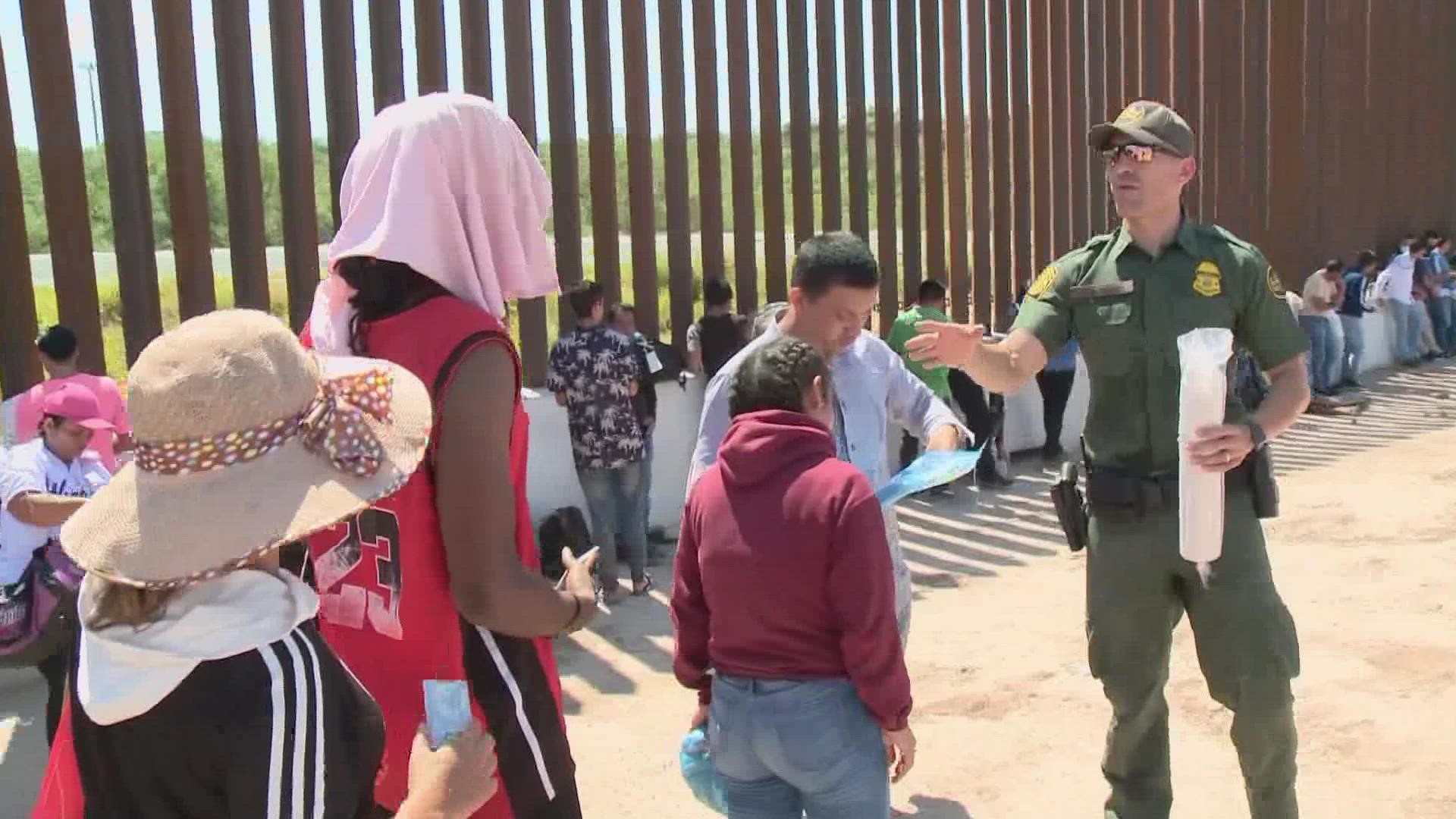 Border Patrol officials said groups of 300 to 500 have been coming across the border in the area.