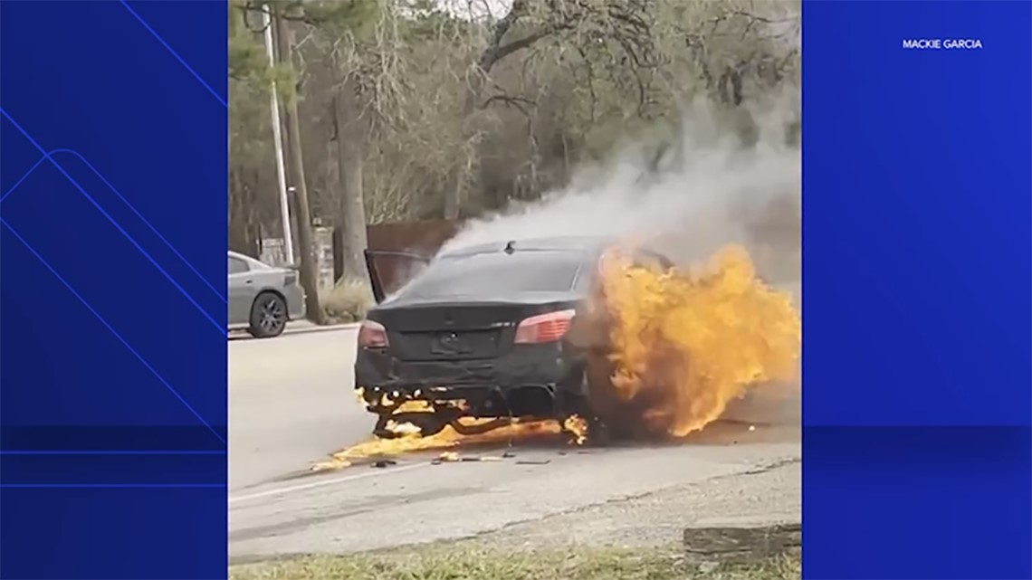 Video: Mother, child escape burning car - Vimarsana News