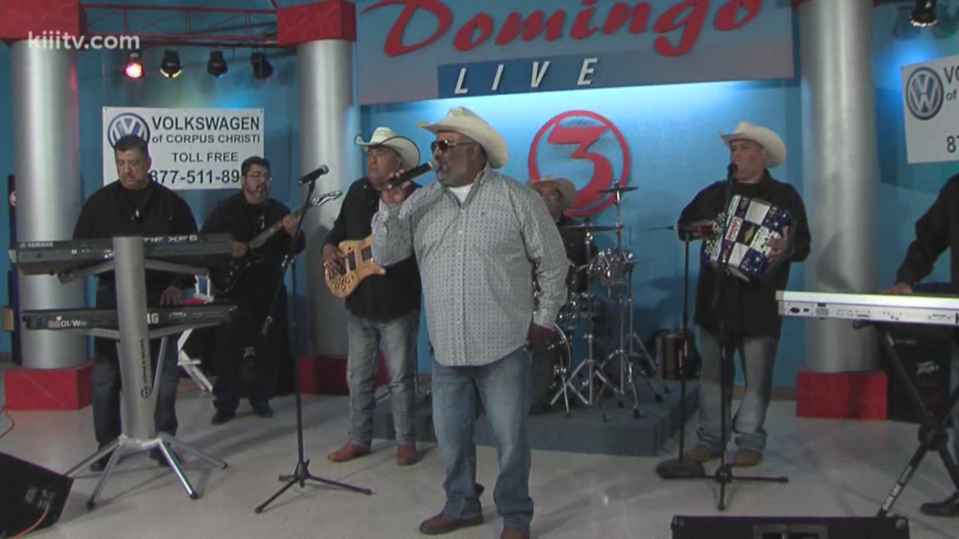 Marcos G Orosco Y Extremo Performing on Domingo Live!