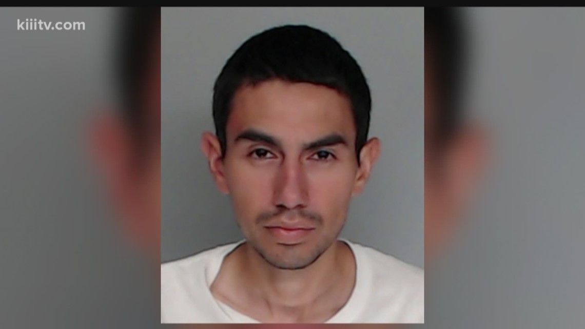 Robstown suspect turns self in