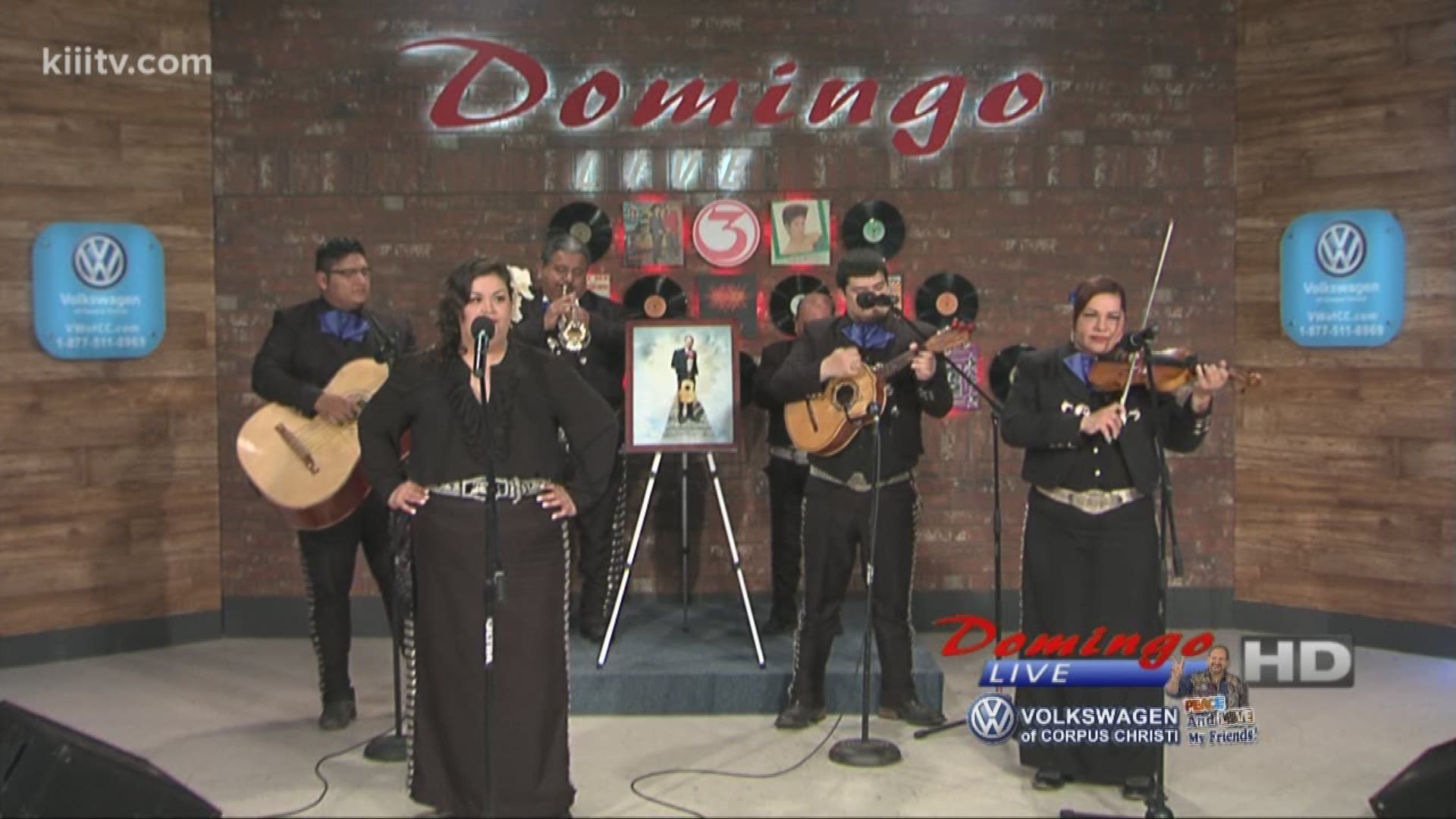 Los Mariachis CC performing "Amor Eterno" on Domingo Live.