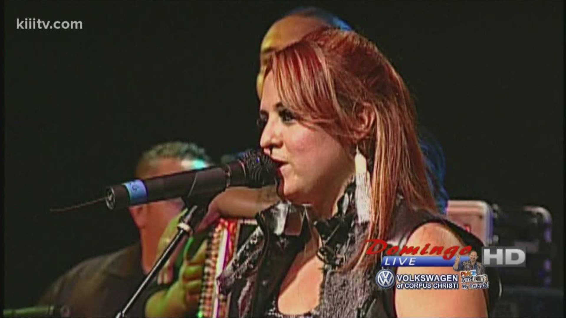 Shelly Lares "Ganas De Besarte" performance courtesy of Q-Productions, on Domingo Live.