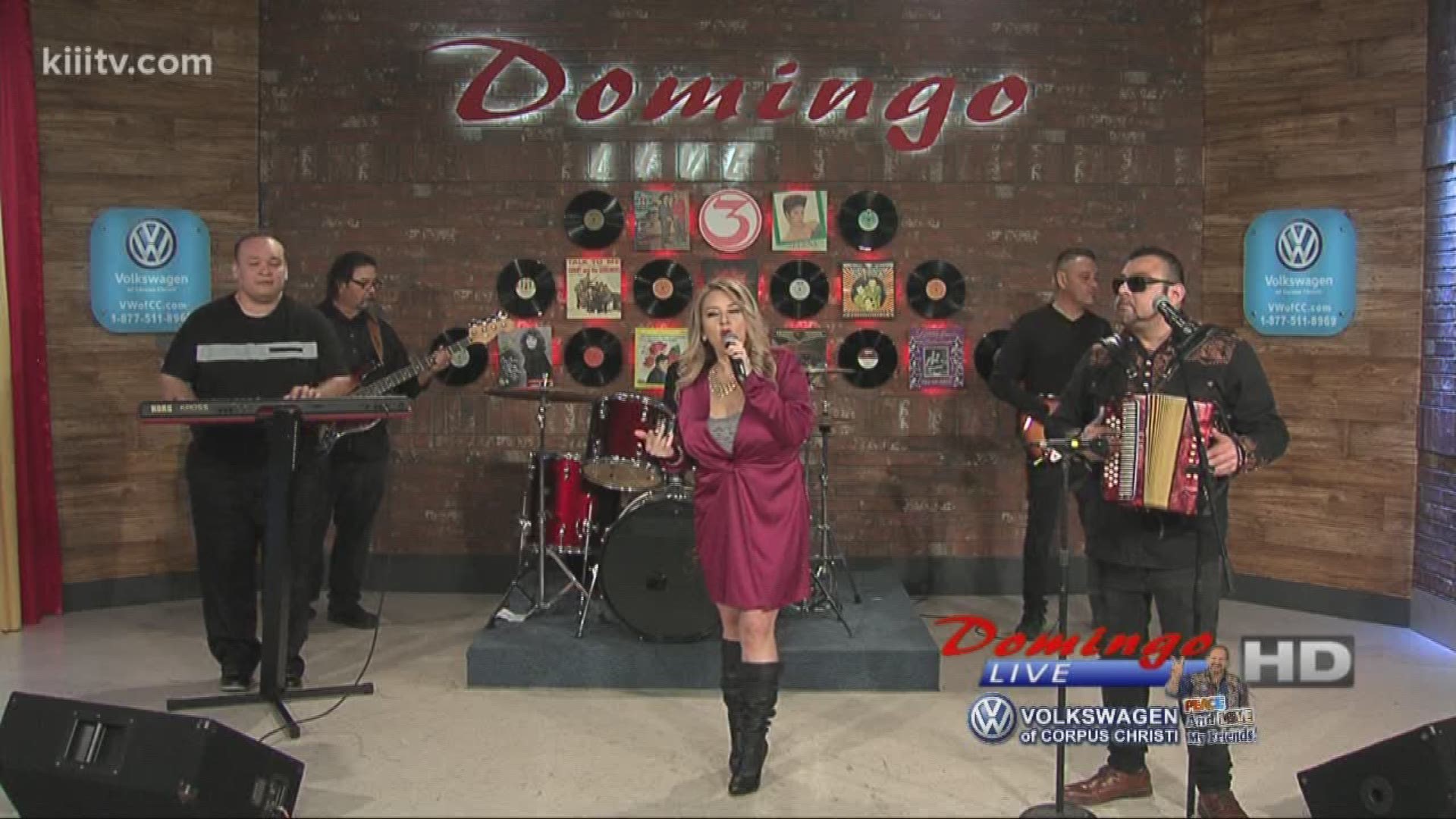 Lucy Rodriguez performing "Pedire" on Domingo Live.