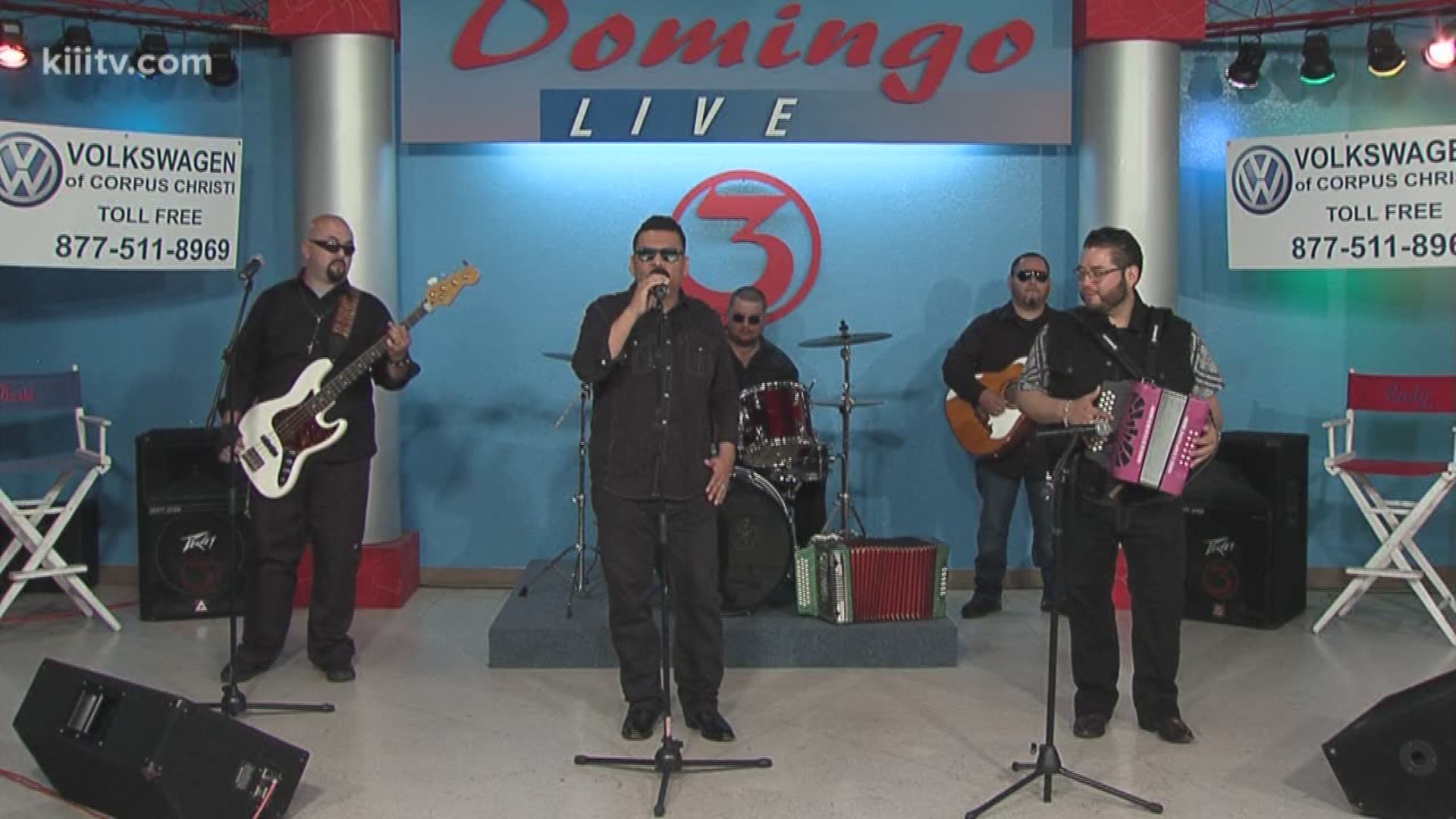 Tremendos Cinco from Corpus Christi, TX close out their performance set with the song "Ven Devorame Otra Vez" on Domingo Live!