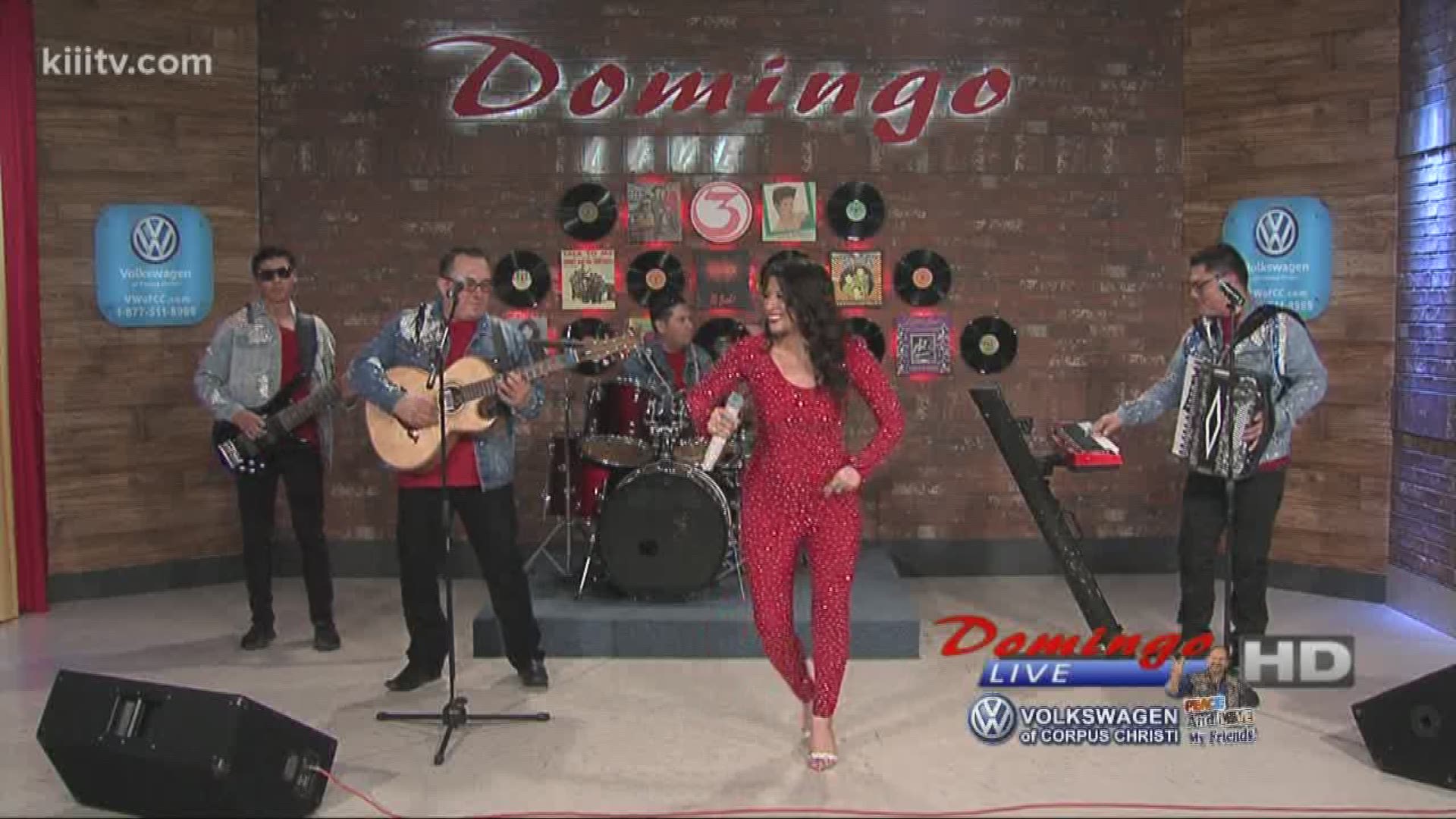 Magali Delarosa performing "Solo Que Te Quiero" on Domingo Live.