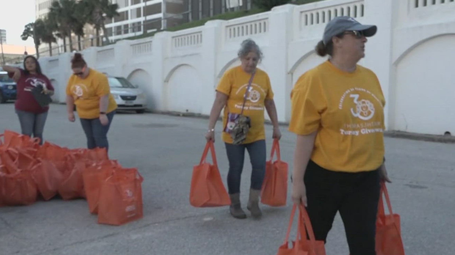 Thomas J. Henry Turkey Giveaway Sees Large Turnout | Kiiitv.com