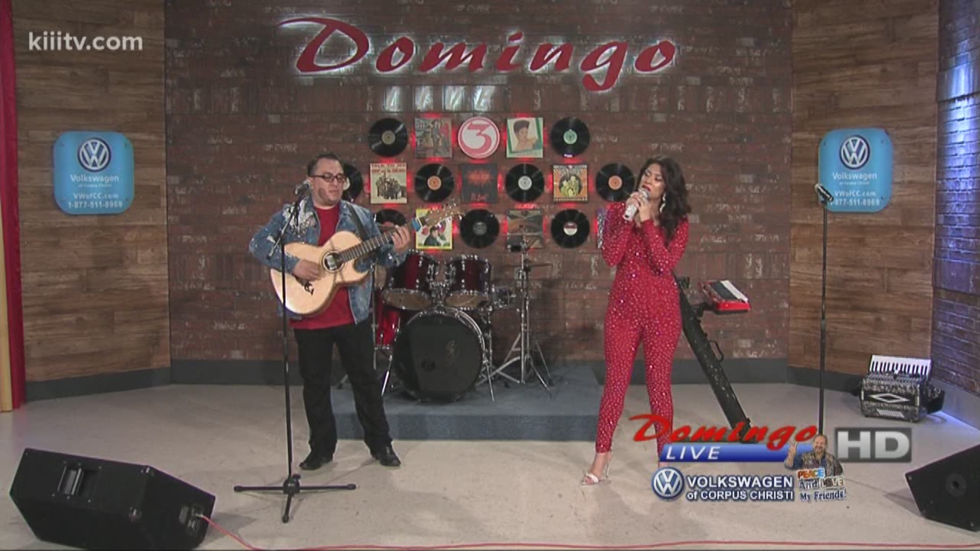 Magali Delarosa performing "A Tu Manera" on Domingo Live.