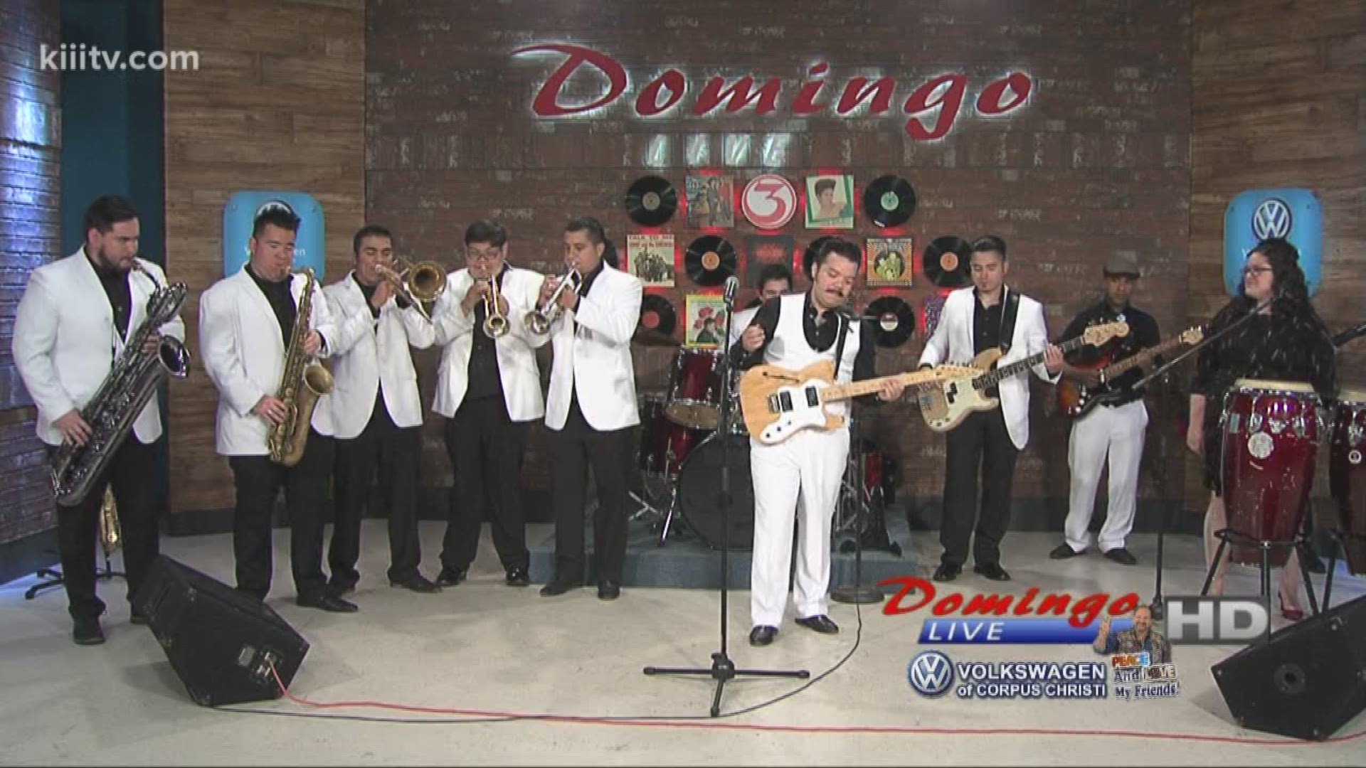 La 45 performing "Where Would I Be Without You" on Domingo Live.