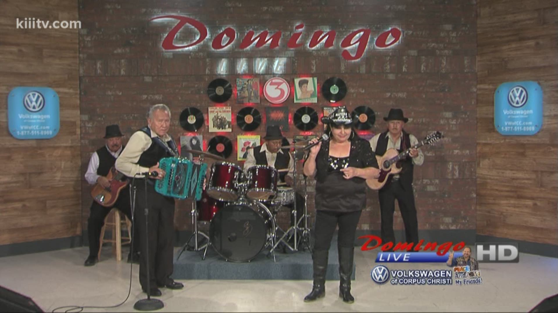 Martina Y Conjunto La Suerte performing "Respeta Mi Dolor" on Domingo Live.