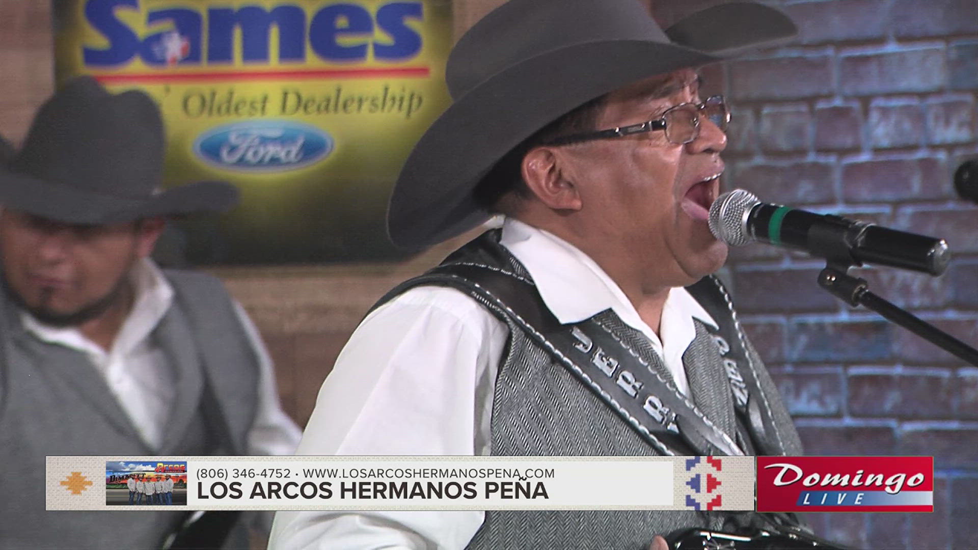 Los Arcos Hermanos Peña joined us on Domingo Live to perform their song "Morena la Causa Fuiste."