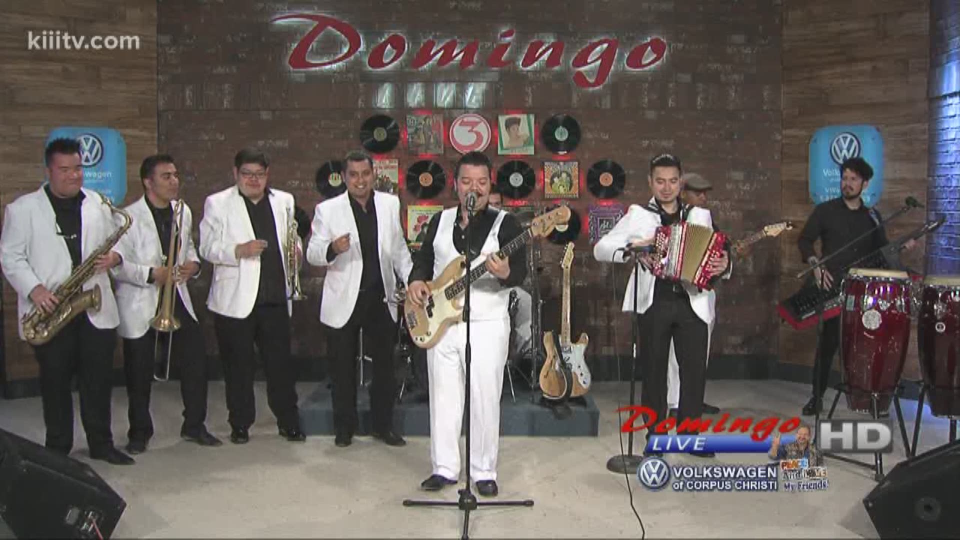 La 45 performing "Como Me Alegro" on Domingo Live!