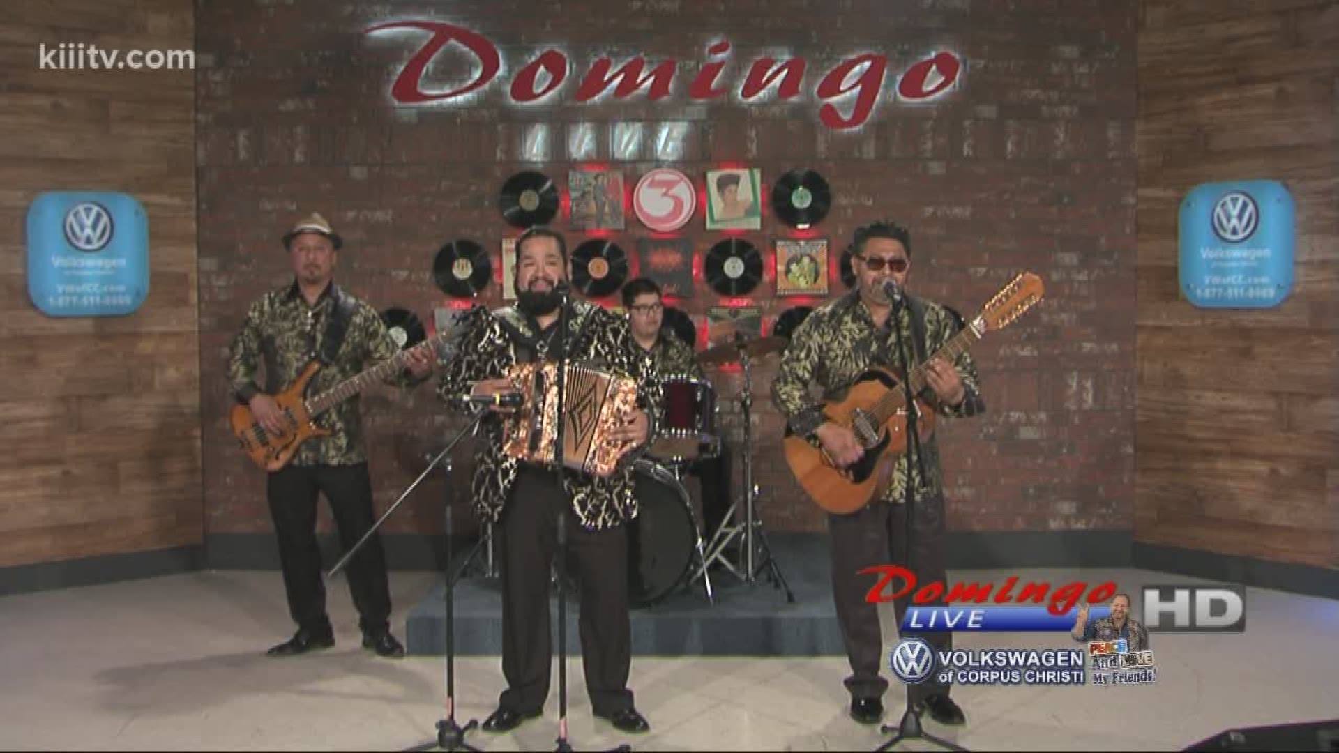 Ruben DeLaCruz performing " Asi Es" on Domingo Live.