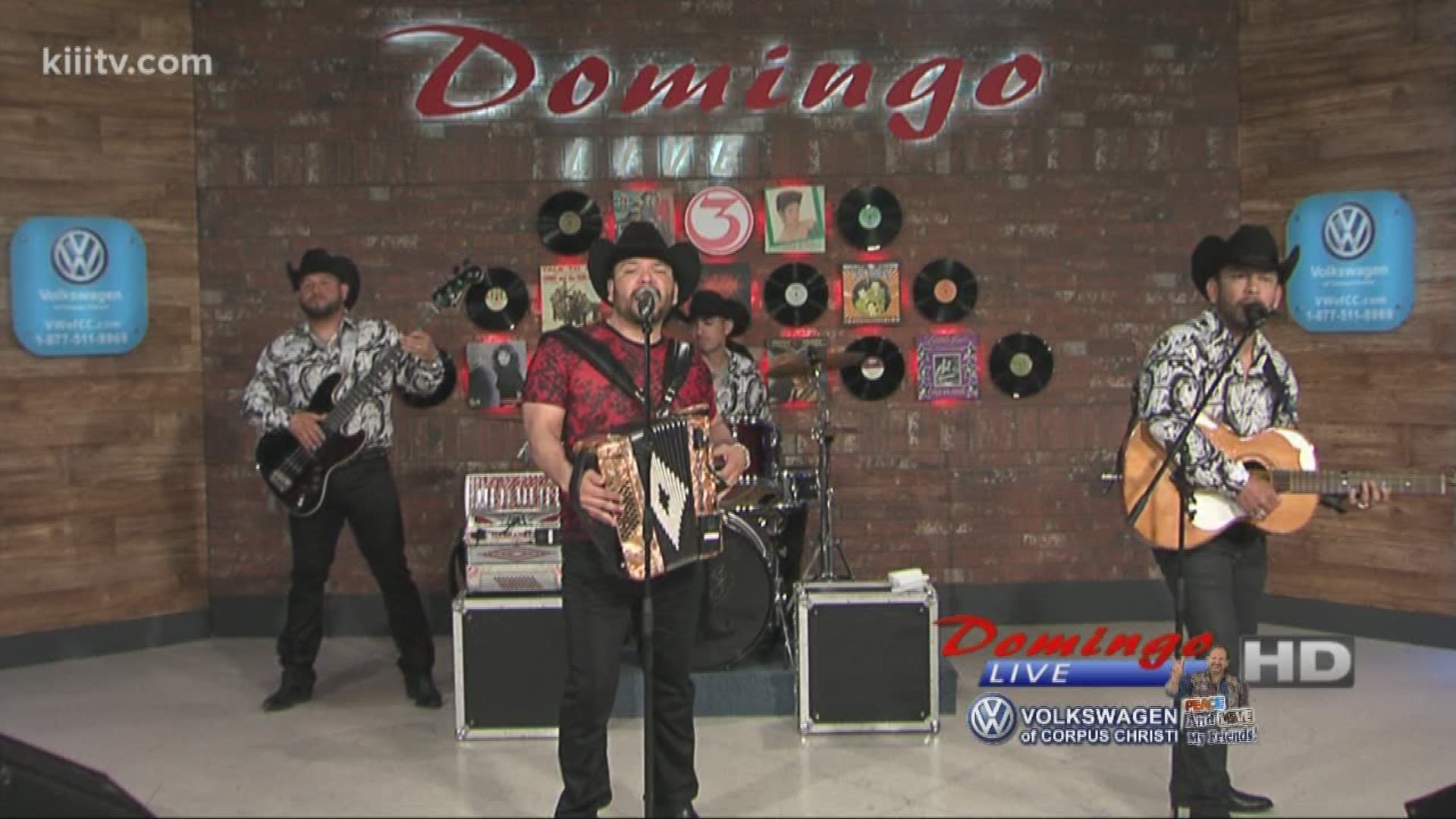 Michael Salgado performing "Lupita Hernandez" on Domingo Live.