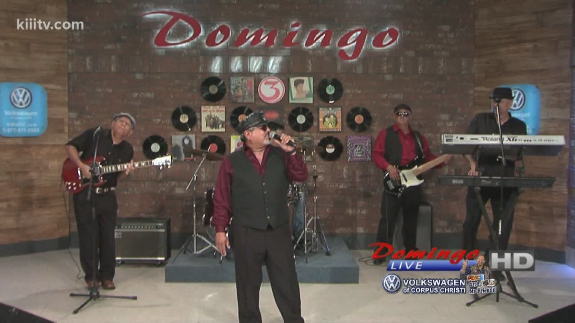 Grupo Bezzo performing "Eres Mia" on Domingo Live.
