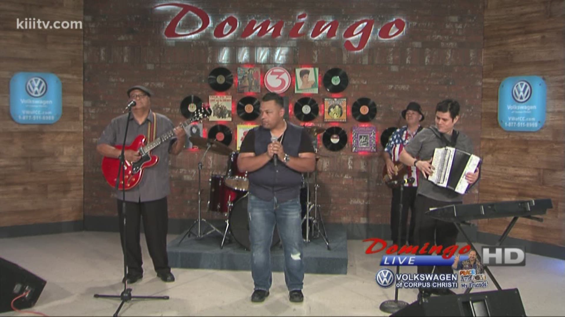 Jose Ricardo Y Legado performing "Porque Te Alejas" on Domingo Live.