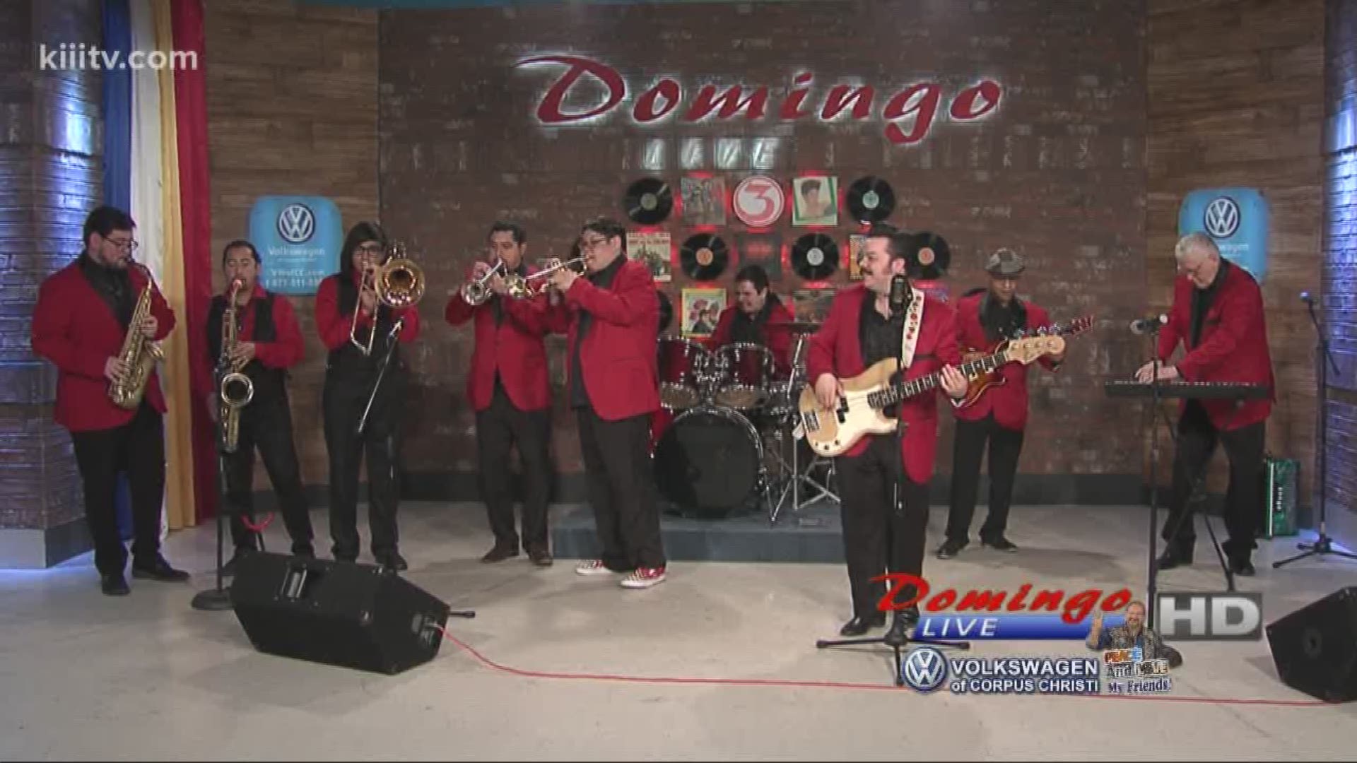 La 45 performing "Traigo Mi 45" on Domingo Live.