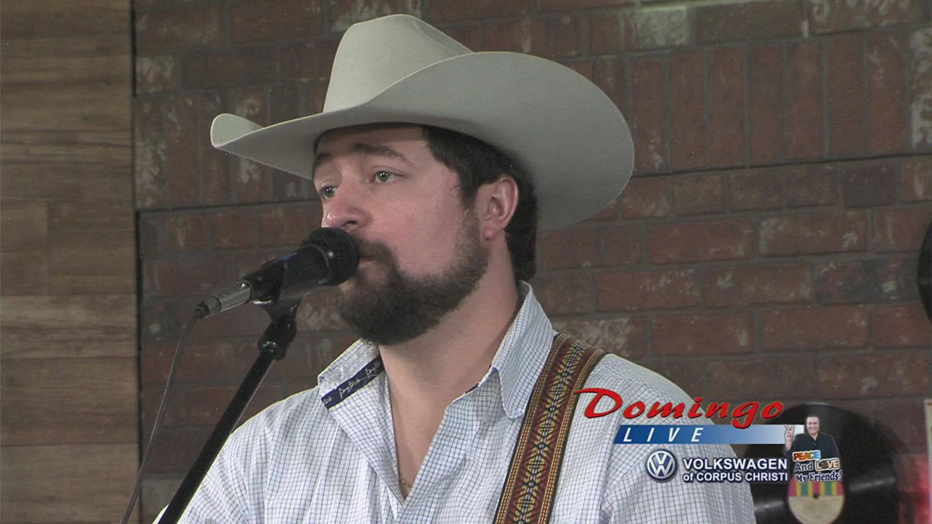 Country singer-songwriter Matthew Ryan and his band perform his single "Buzzin' On Your Love" on Domingo Live.