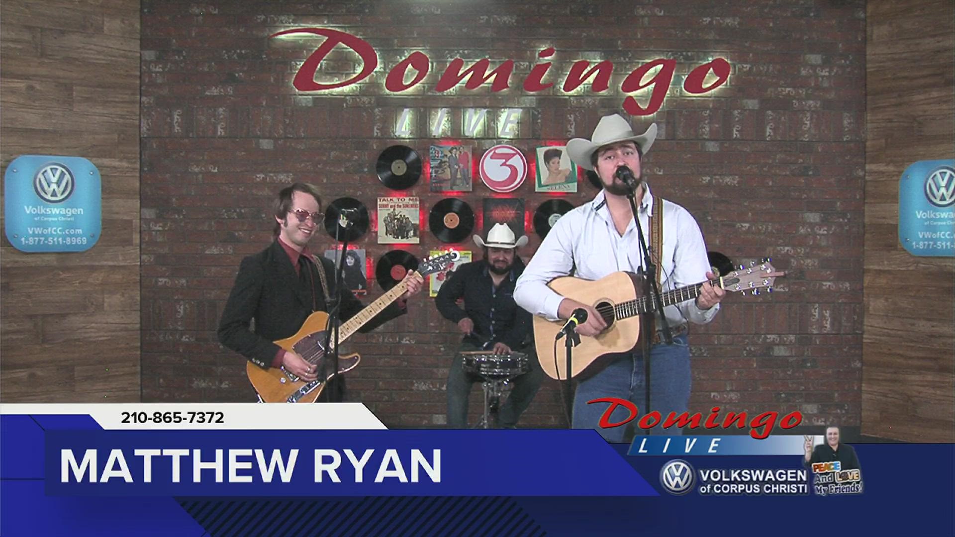 Country singer-songwriter Matthew Ryan and his band perform a cover of Hank Williams, Sr.'s "Honky Tonkin'" on Domingo Live.