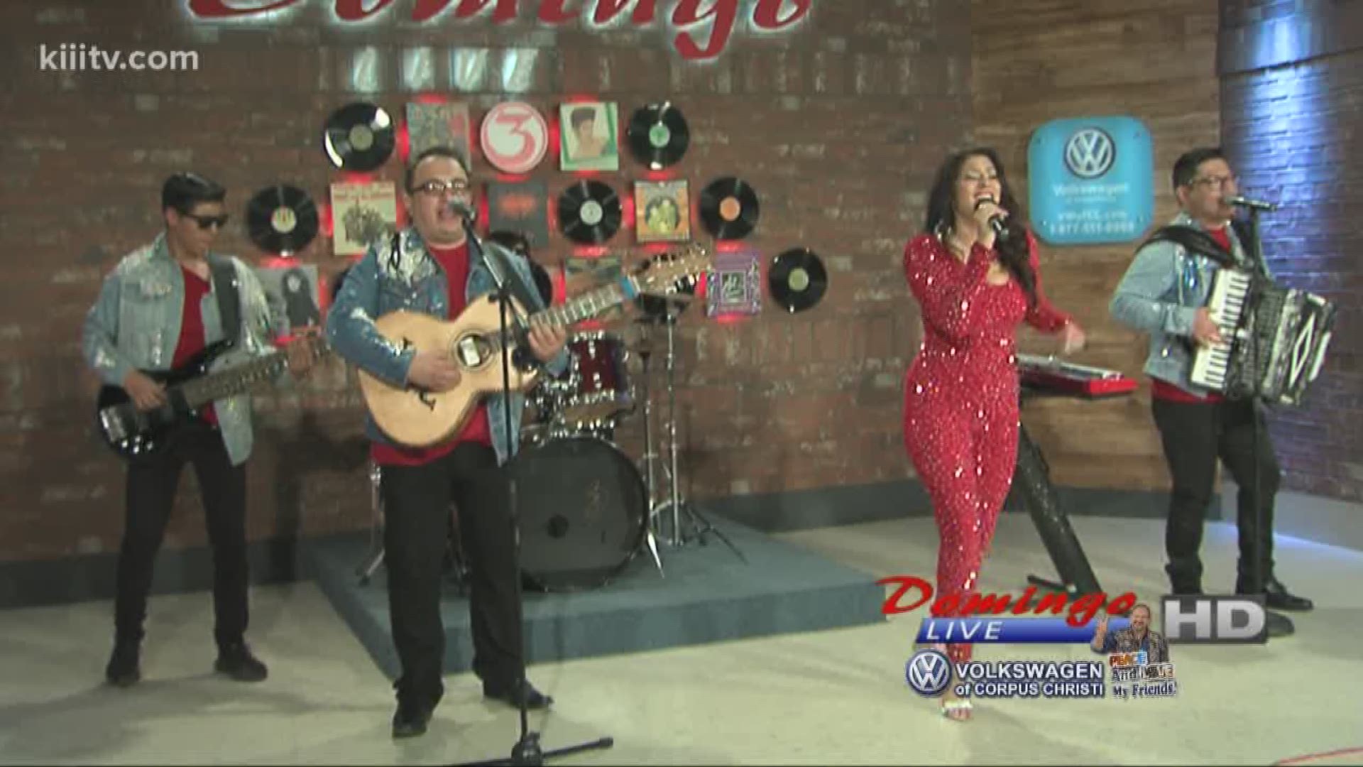 Magali Delarosa performing "Amor Gigante" on Domingo Live.