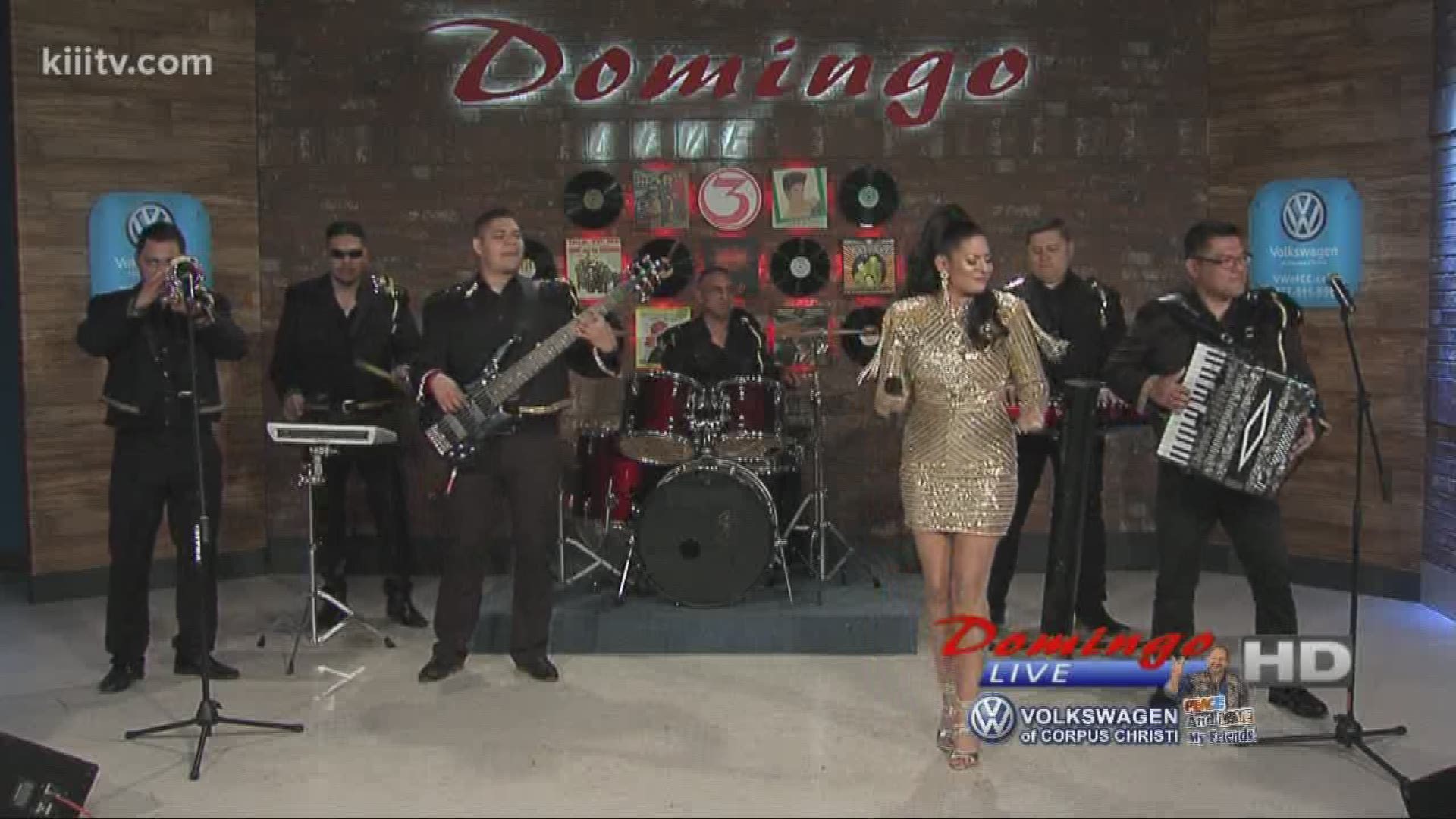 Magali Delarosa performing "Como Ayer" on Domingo Live!
