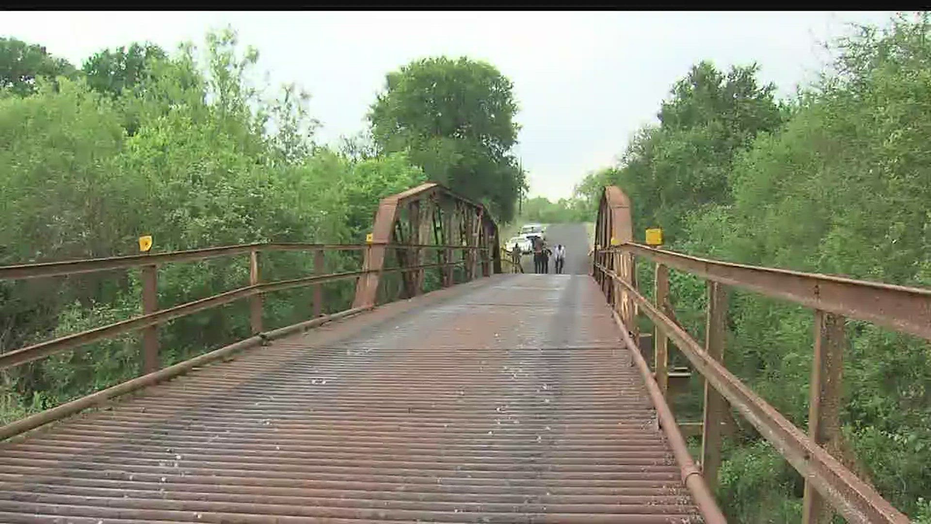 Installation and monitoring of a canopy bridge connecting Atlantic