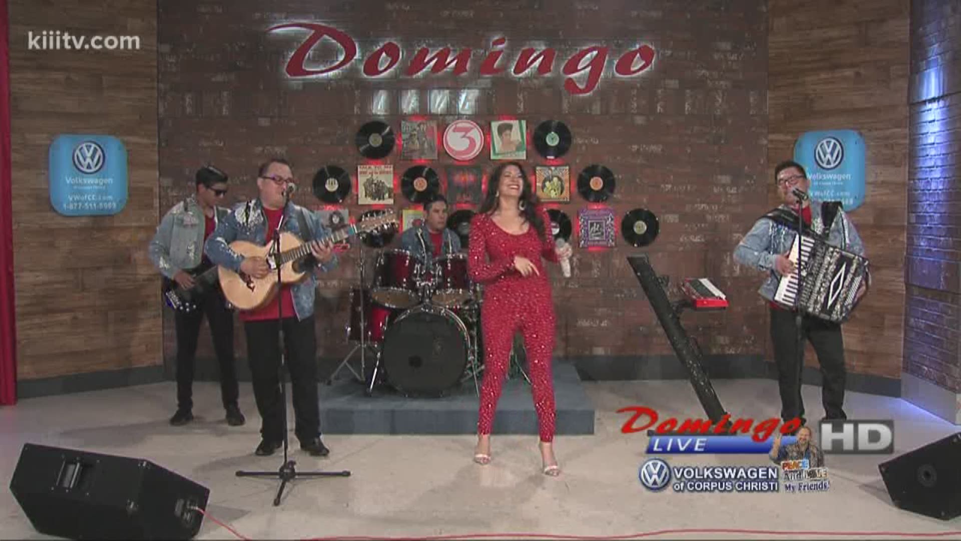 Magali Delarosa performing "Que Hiciste Con Mi Amor" on Domingo Live.