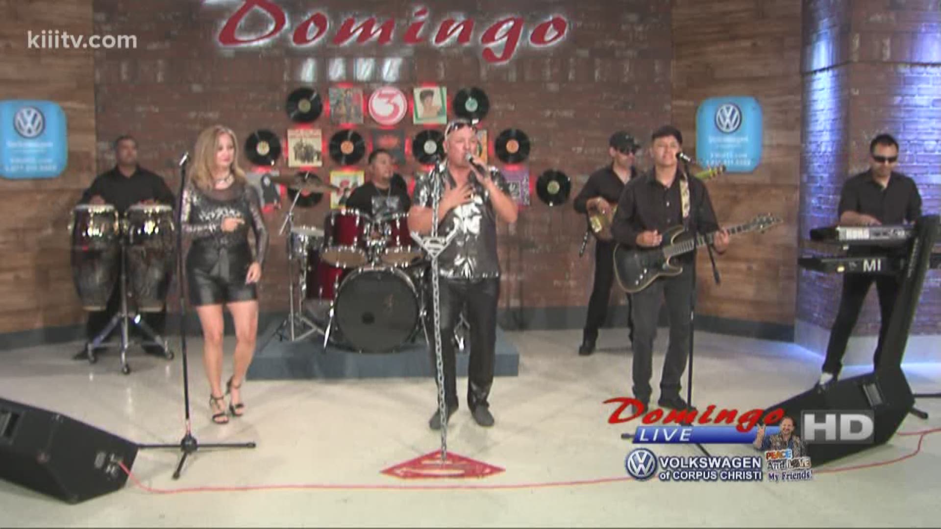 Super Sueno performing "Picky Picky" on Domingo Live.