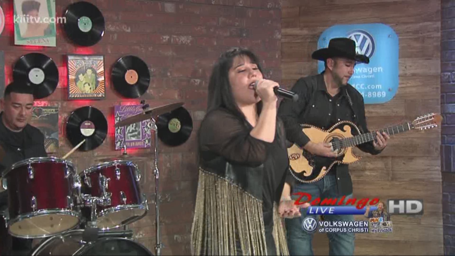 Sarah Monique performing "Costumbres" on Domingo Live.