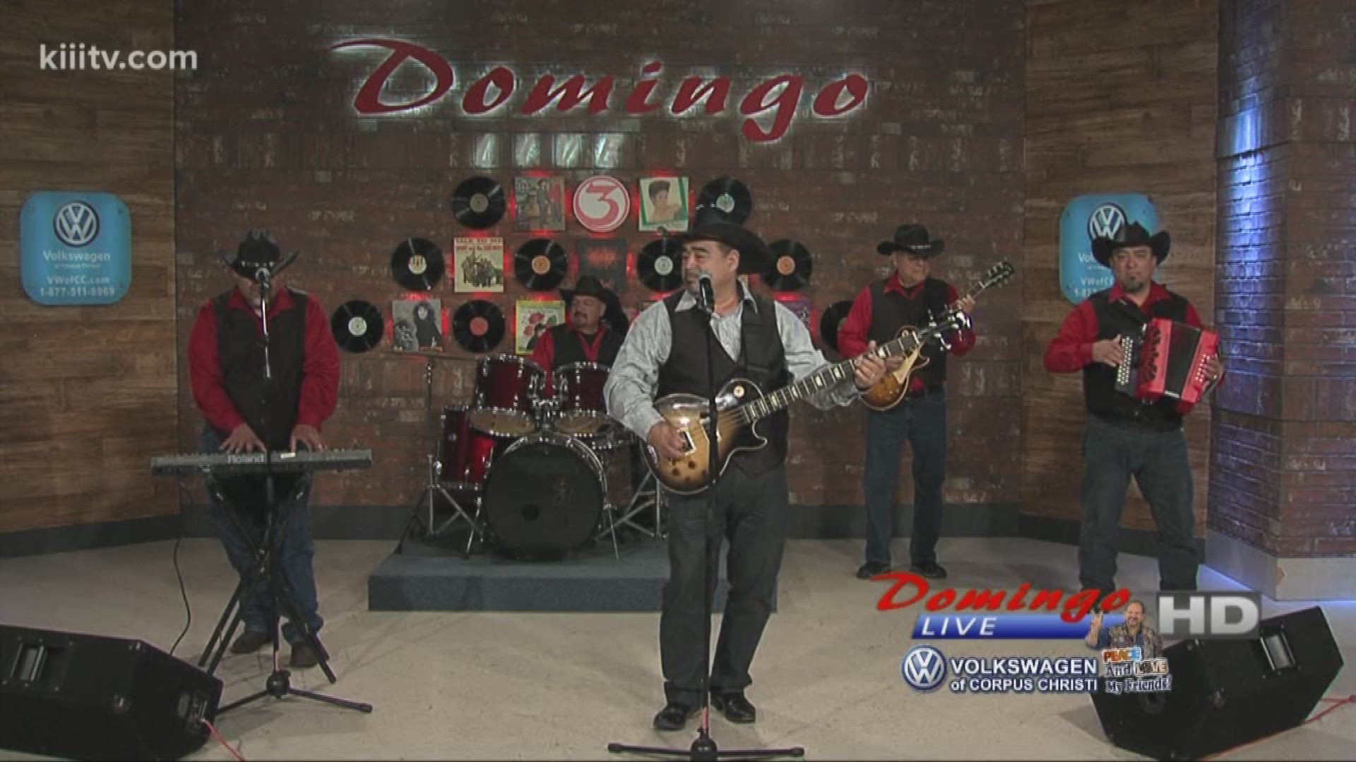 Daniel Lopez Y Aventura performing "Puro Chankle" on Domingo Live.