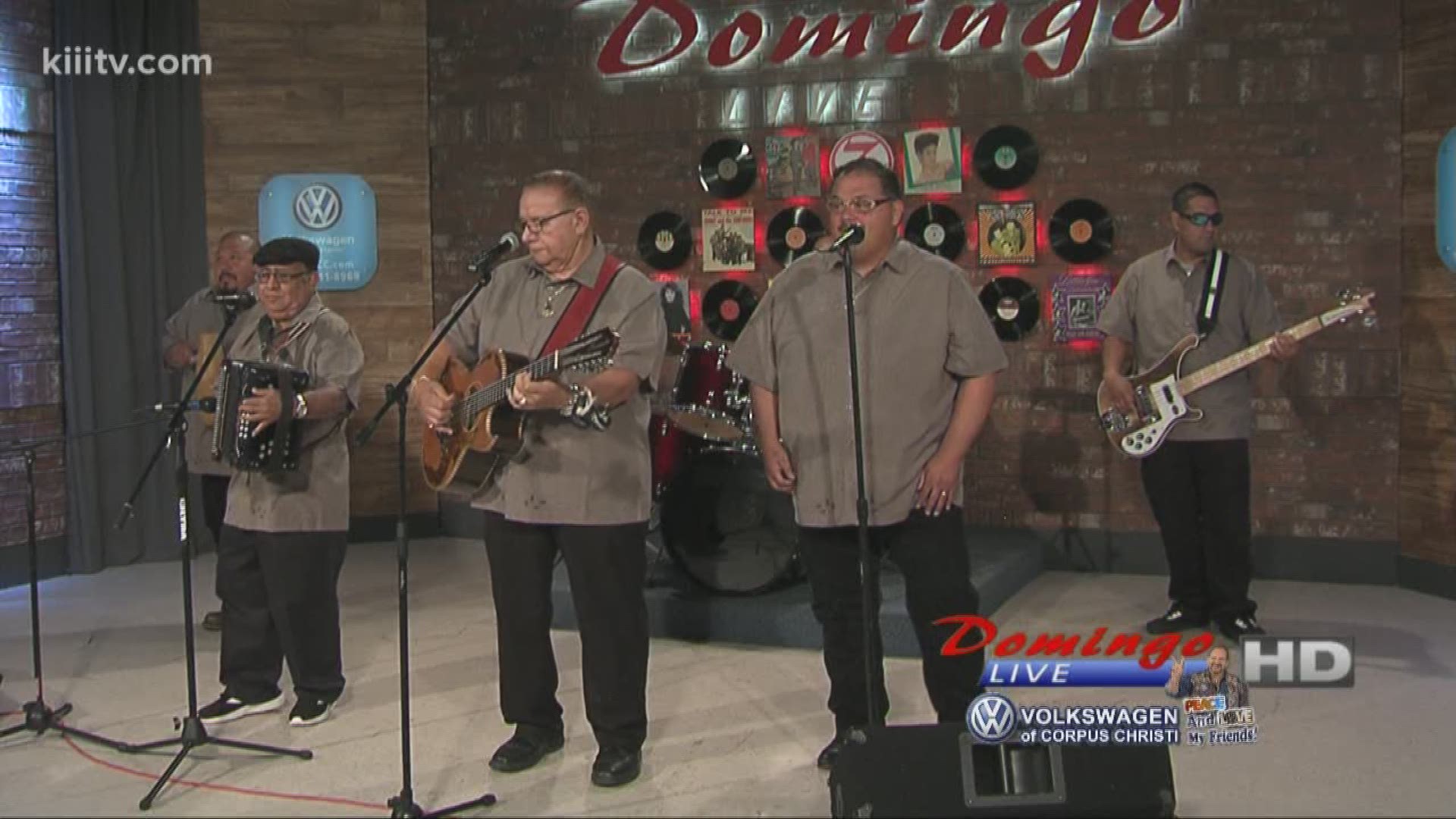 Los Nuevos Campeones performing "Sergio El Bailador"on Domingo Live.