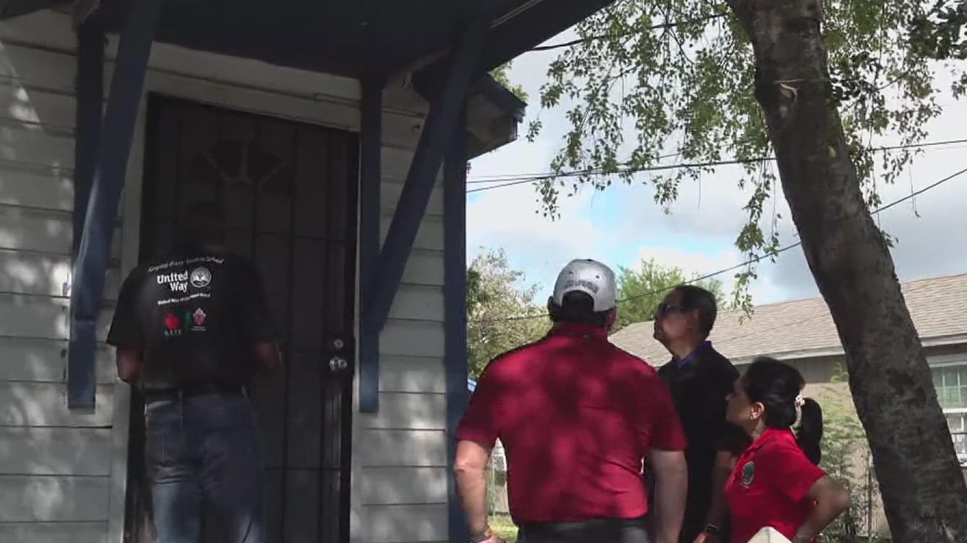 Nearly 180 volunteers walked in different neighborhoods across the city to encourage students who have not shown up to class to return to school.