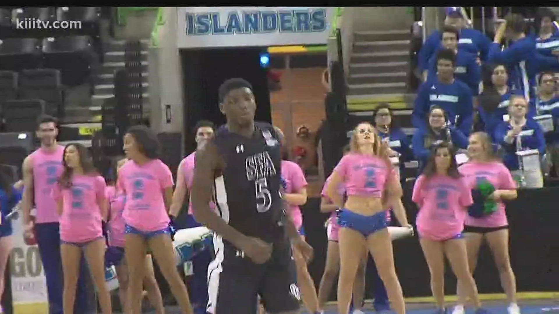 The Islanders fell to the Lumberjacks 87-68 as Shannon Bogues poured in 32 points for SFA.