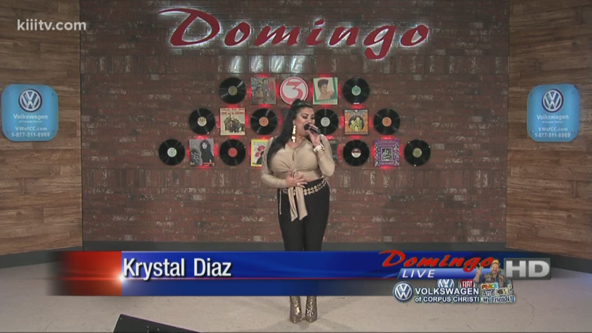 Krystal Diaz performing "Adios Hasta Nunca" on Domingo Live.