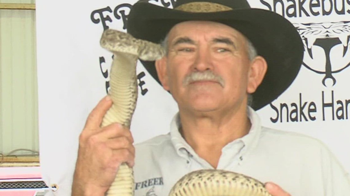 Texas rattlesnake handler dies from bite at Rattlesnake Roundup 