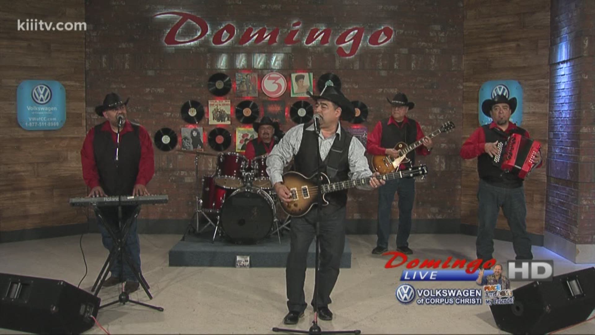 Daniel Lopez Y Aventura performing "El Silencio De La Noche" on Domingo Live.