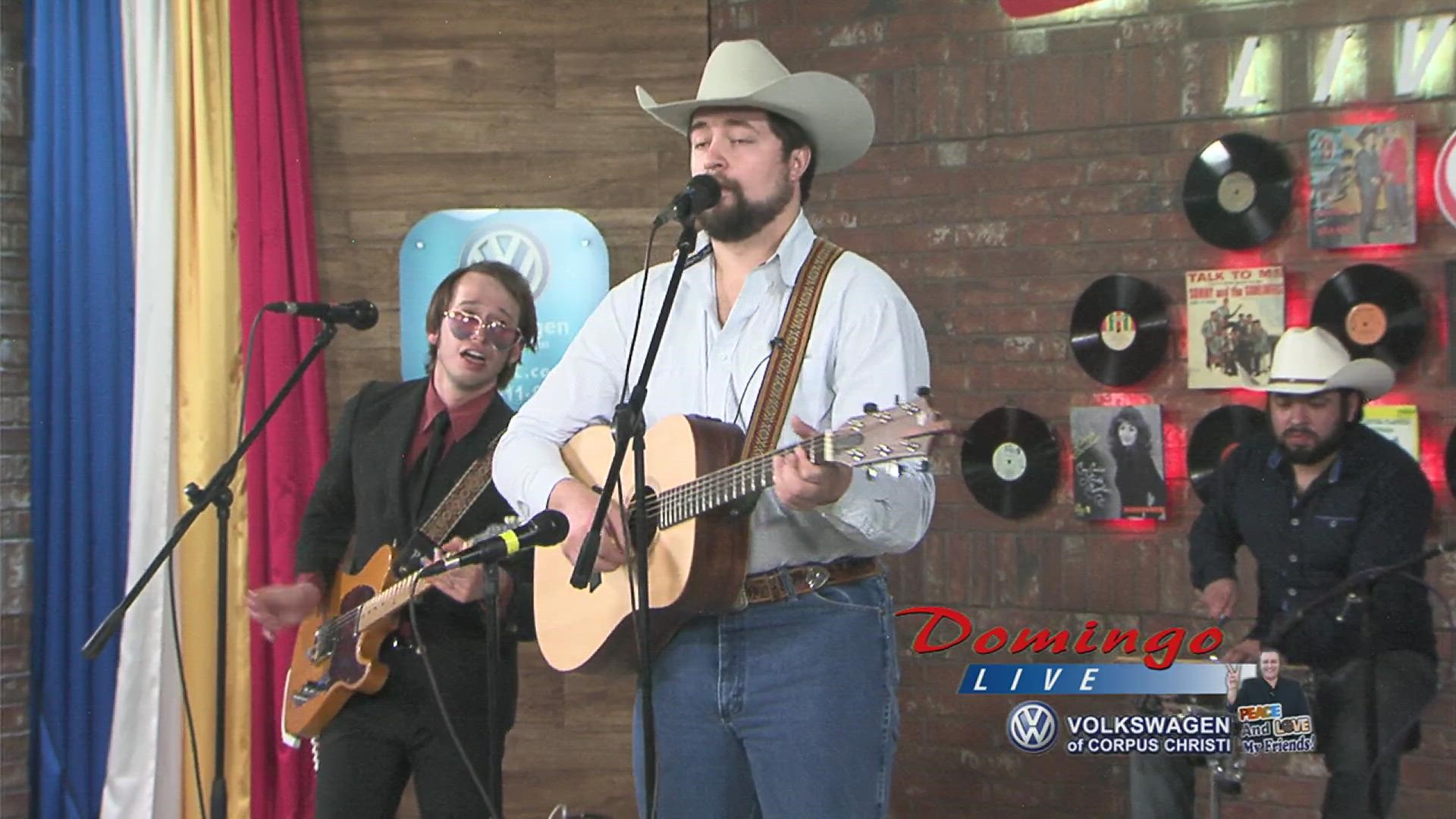 Country singer-songwriter Matthew Ryan and his band perform a cover of Merle Haggard's "The Bottle Let Me Down" on Domingo Live.