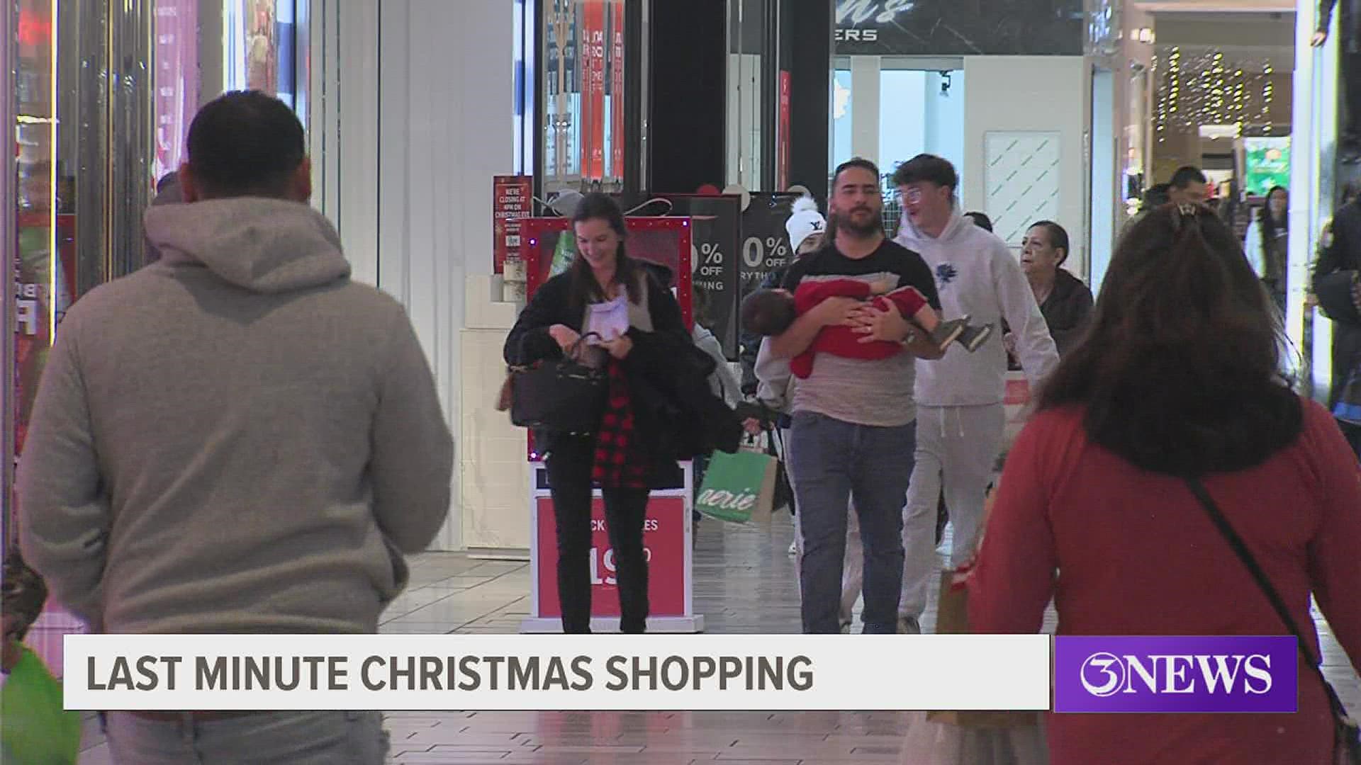 Shoppers Flood La Palmera Mall For Last Minute Christmas Shopping