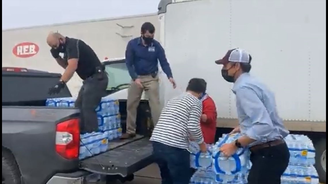 Beto O'Rourke in Robstown for water to distribute to Texans - Vimarsana News