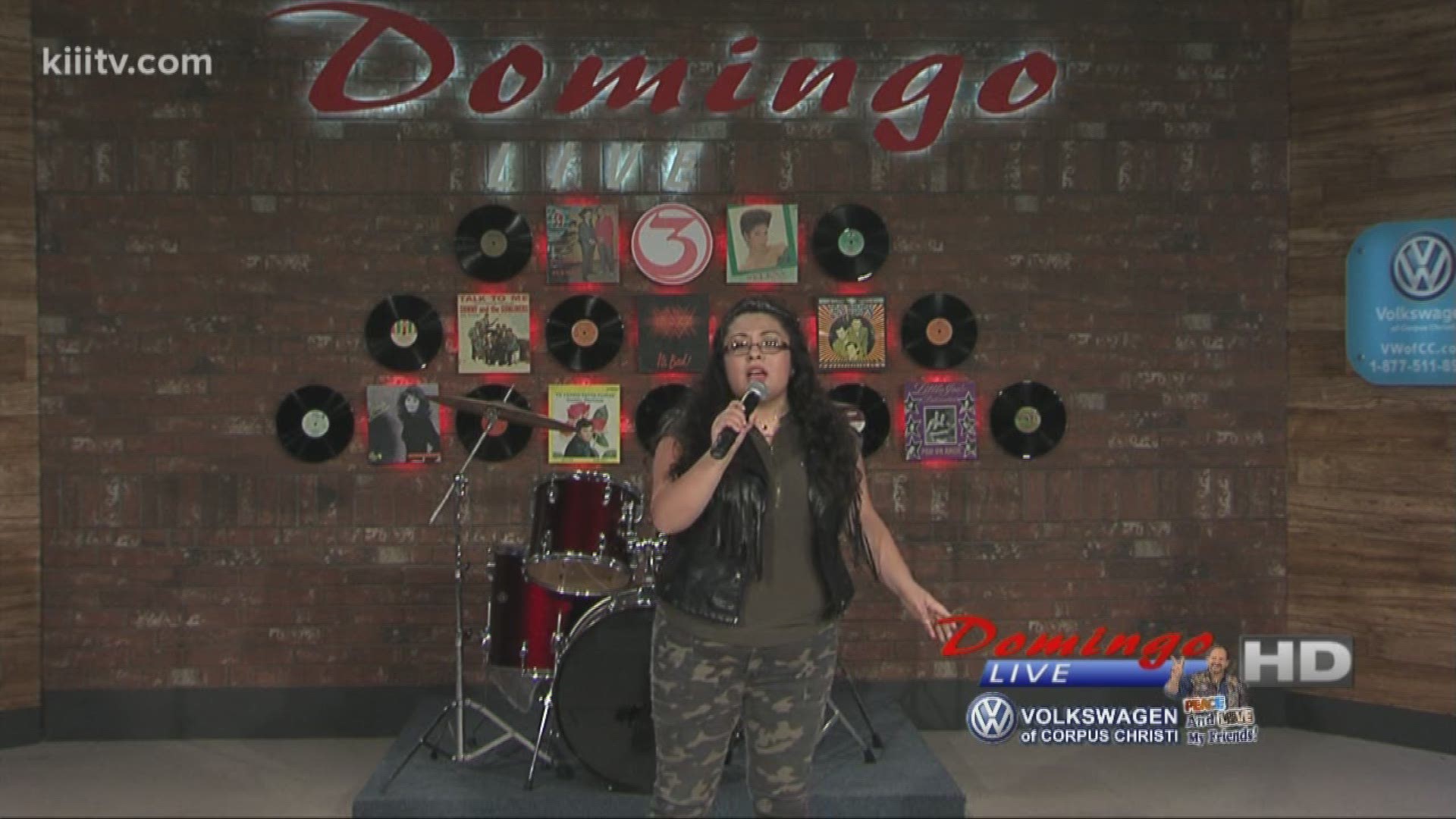 Ilyann performing "Contigo" on Domingo Live.
