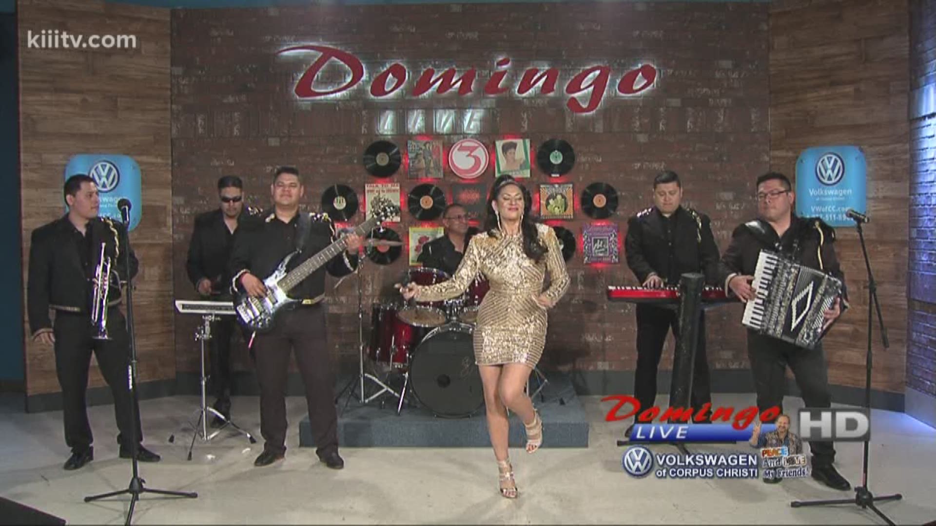 Magali Delarosa performing "Amor Gigante" on Domingo Live!