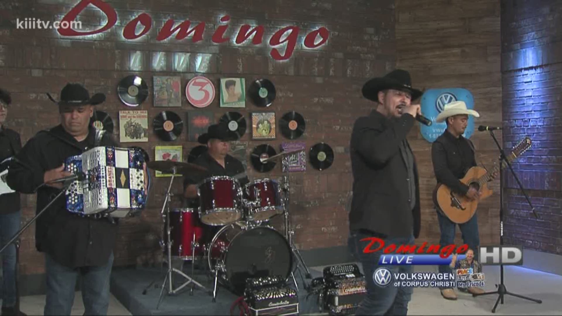 Ismael Gutierrez performing "Tu Corazon Magico" on Domingo Live.