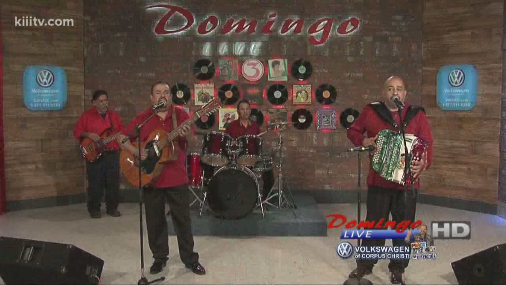 Los Hermanos De Leon performing "Lo Que Queda De Mi" on Domingo Live.