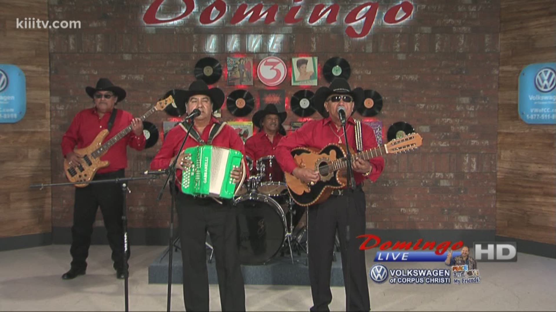 Los Tremendos De George Y Oscar performing "El Caballo Colorado" on Domingo Live.