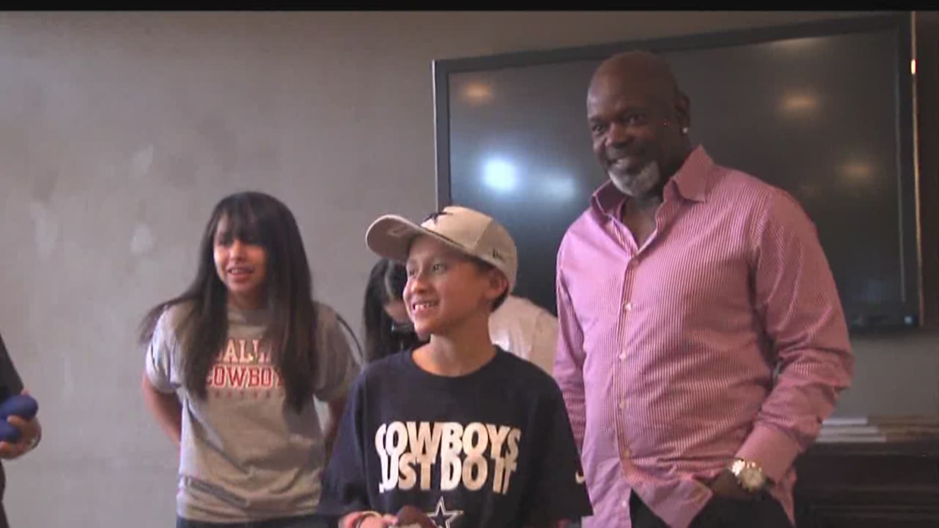 The Cowboys Hall of Famer visited the kids and their families before headlining the Casa de Amor event later that night.