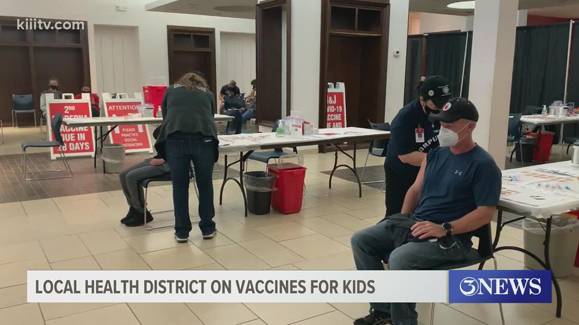 Niños preparándose para recibir la vacuna Pfizer antes de Halloween
