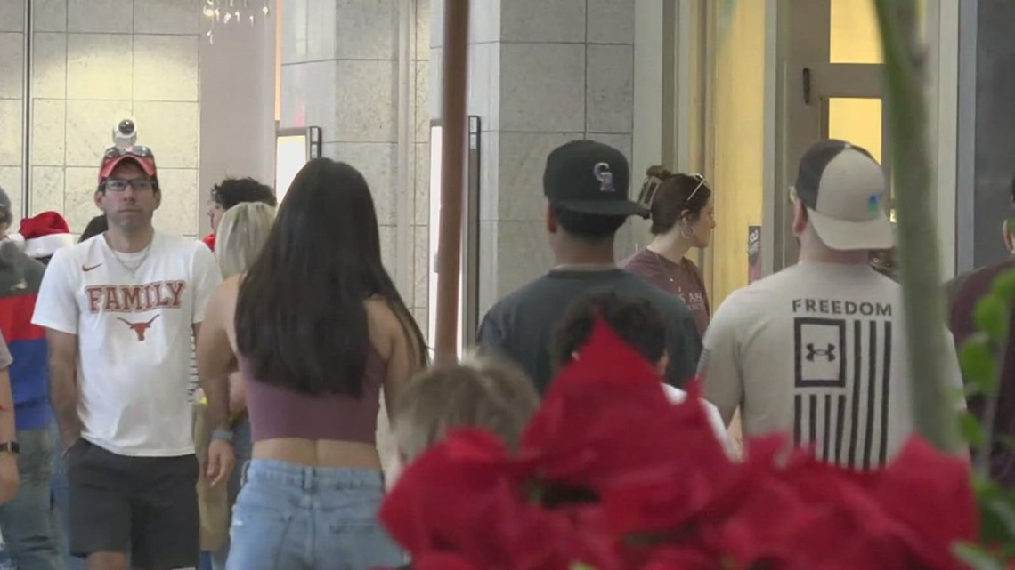 Last-minute holiday shoppers pack out to La Palmera Mall - Vimarsana News