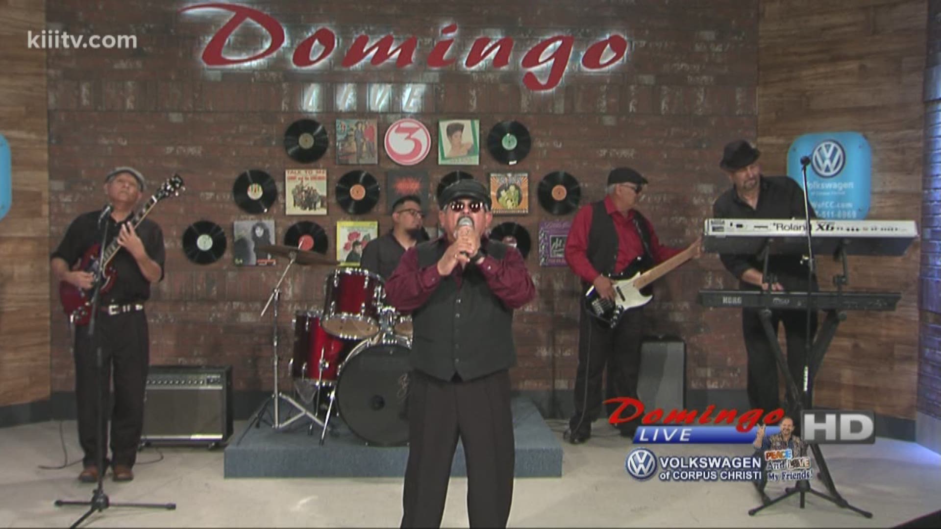 Grupo Bezzo performing "No Me Este Llorando" on Domingo Live.