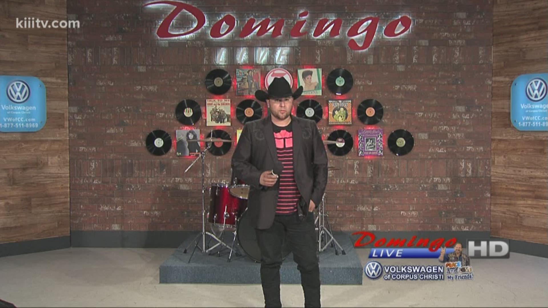 Julian Yanez performing "Tonto Corazon" on Domingo Live!