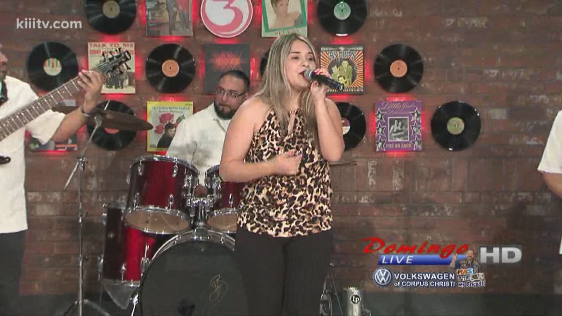 Monica Saldivar performing "Me Cuesta Tanto Olvidarte" on Domingo Live.