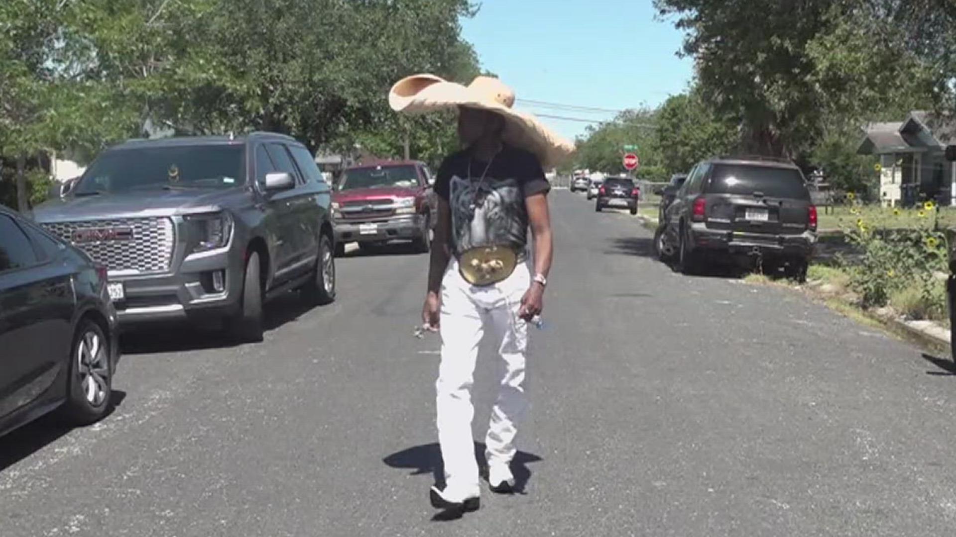 Corpus Christi clown raises funds for mom with balloon bouquets for